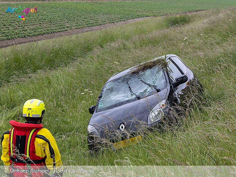 Auto te water: inzittenden lopen naar N57 om hulp te zoeken