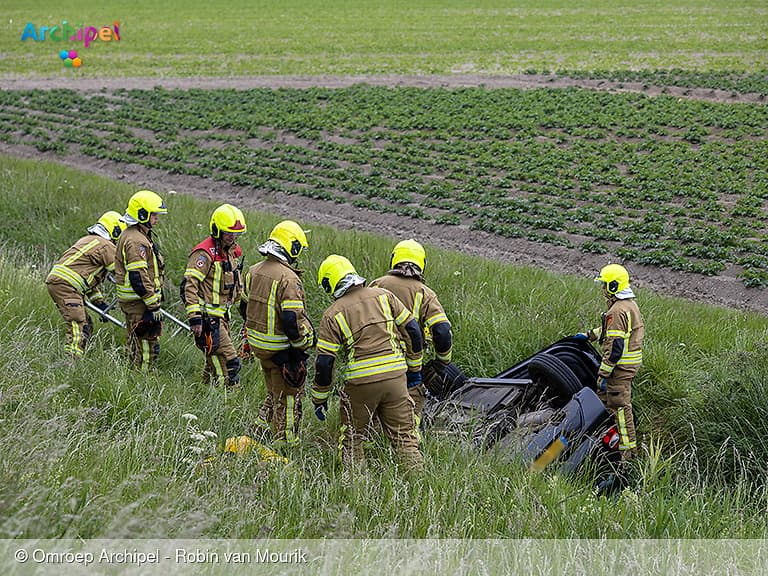 Auto te water: inzittenden lopen naar N57 om hulp te zoeken