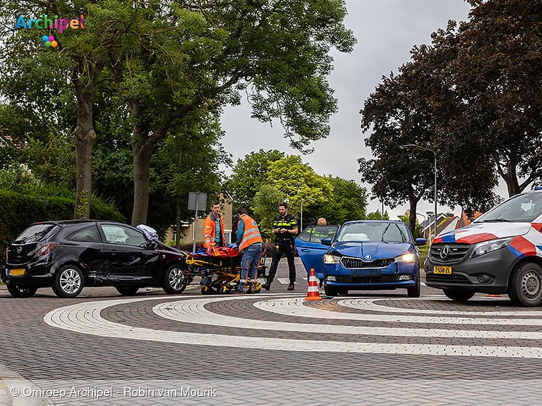 Aanrijding tussen twee auto's op kruispunt Middelharnis