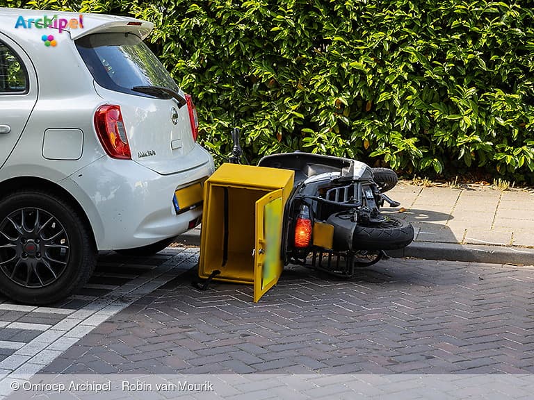 Personenwagen en brommer in botsing