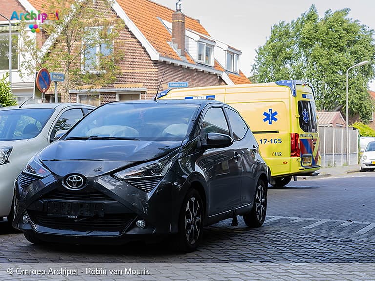 Personenwagen en brommer in botsing