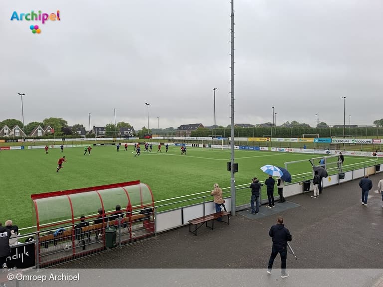 Den Bommel grijpt laatste strohalm