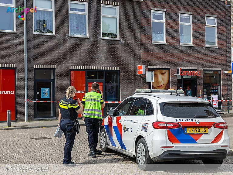 Gemaskerde man pleegt gewapende overval op winkel