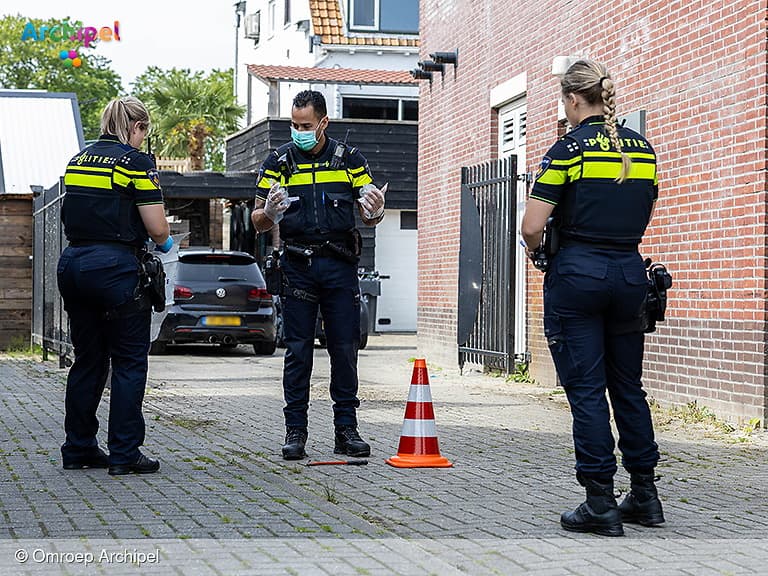 Gemaskerde man pleegt gewapende overval op winkel