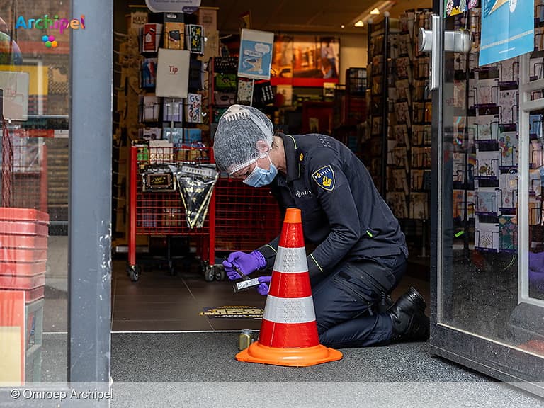 Gemaskerde man pleegt gewapende overval op winkel