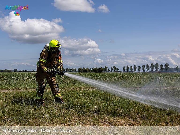 Brandweer blust bermbrand bij fietstunnel