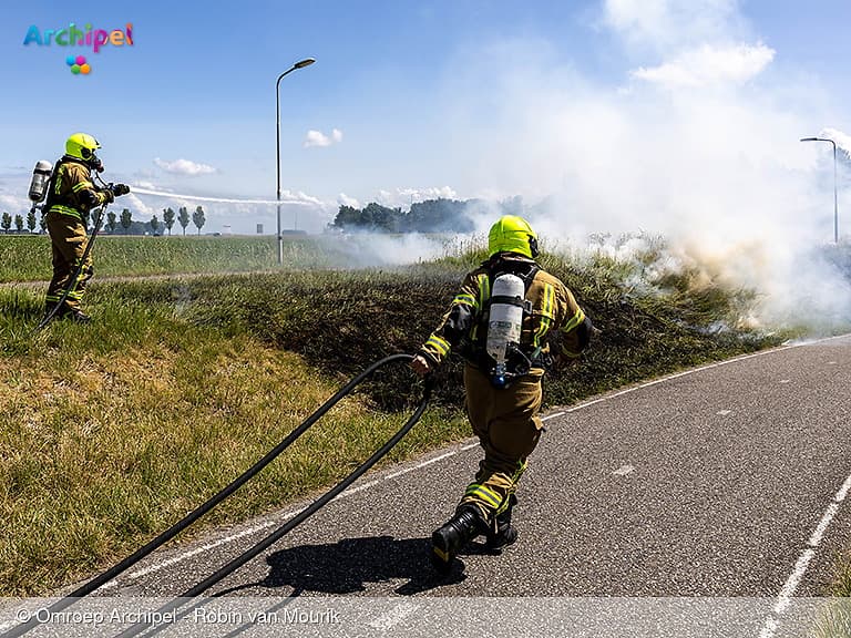 Brandweer blust bermbrand bij fietstunnel