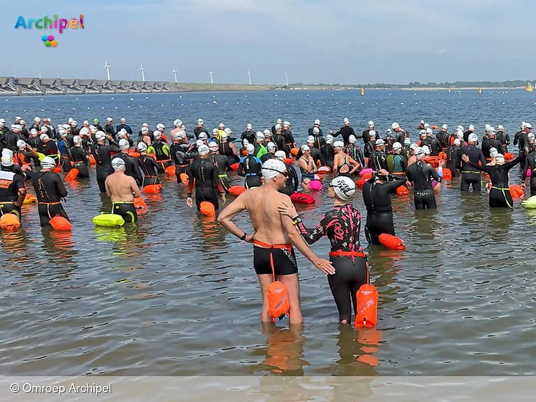 Zwemmen van Stellendam naar Hellevoetsluis voor het goede doel