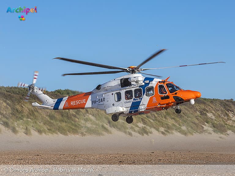 Paraglider belandt in de duinen bij Ouddorp