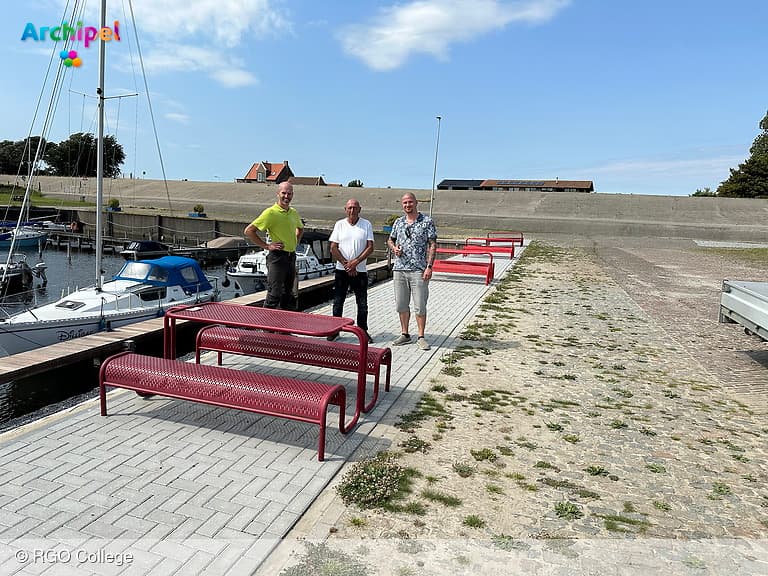 RGO College doneert picknicktafels aan haven Battenoord