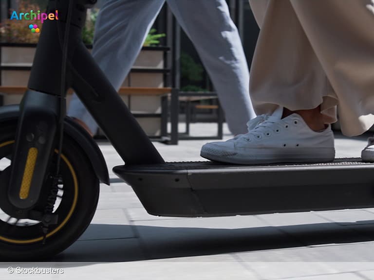 Jongeren gooien bouwmaterialen vanaf e-step
