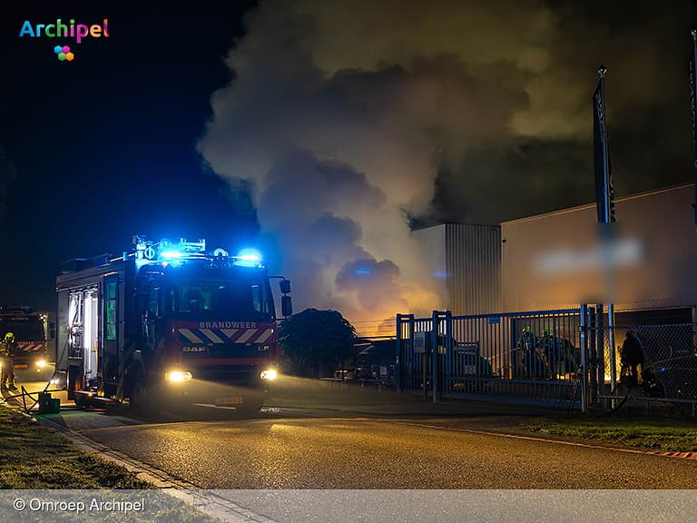 Auto volledig uitgebrand, drie andere voertuigen beschadigd
