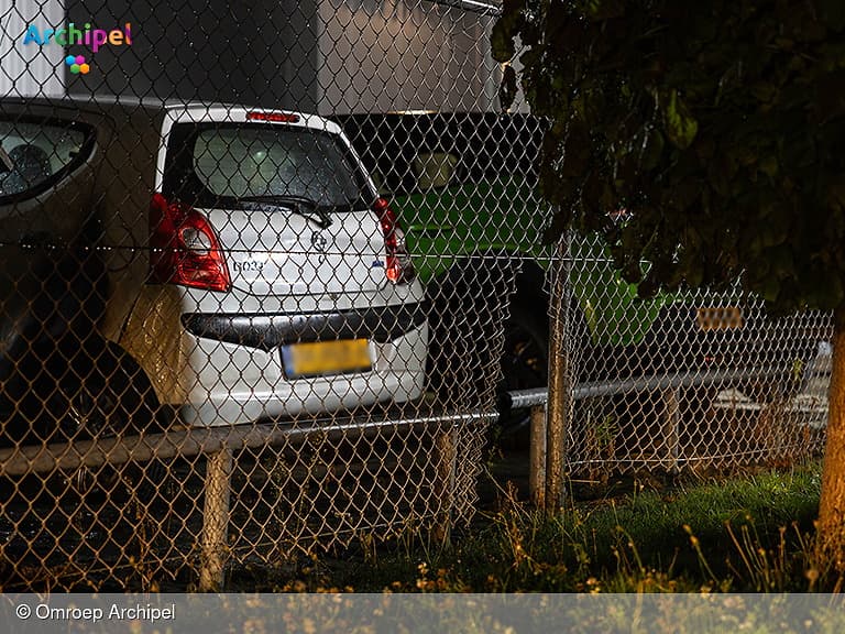 Auto volledig uitgebrand, drie andere voertuigen beschadigd