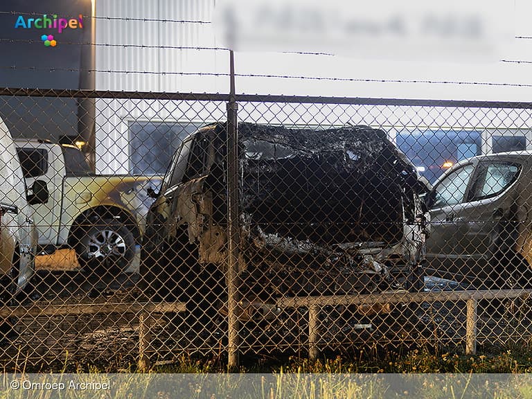 Auto volledig uitgebrand, drie andere voertuigen beschadigd