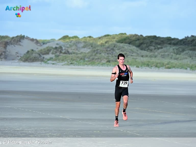 IJzersterke Carsten Kok zegeviert in 40e De Vogel Strandloop