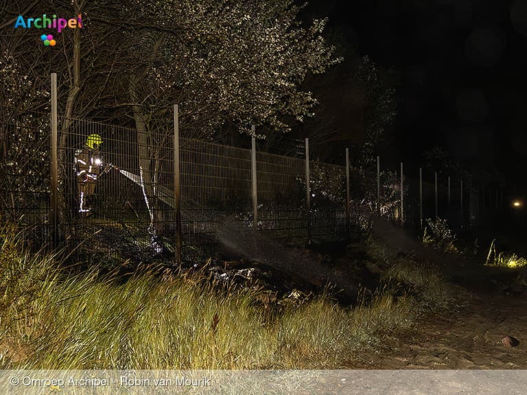 Brandweer blust brand bij jachthaven Herkingen