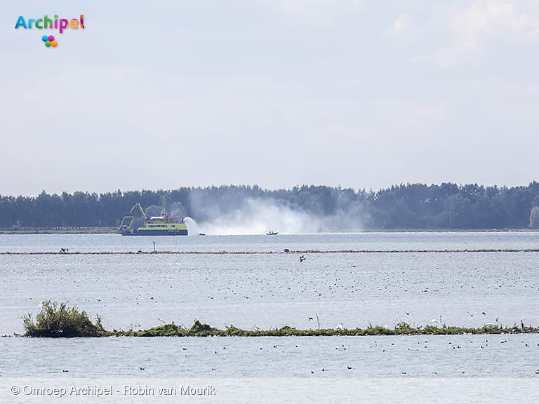 Brandweer rukt uit voor scheepsbrand op de Krammer