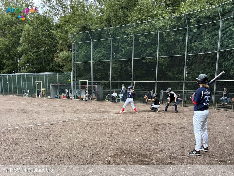Rondje(s) slagvolgorde levert damessoftbalsters klinkende zege op