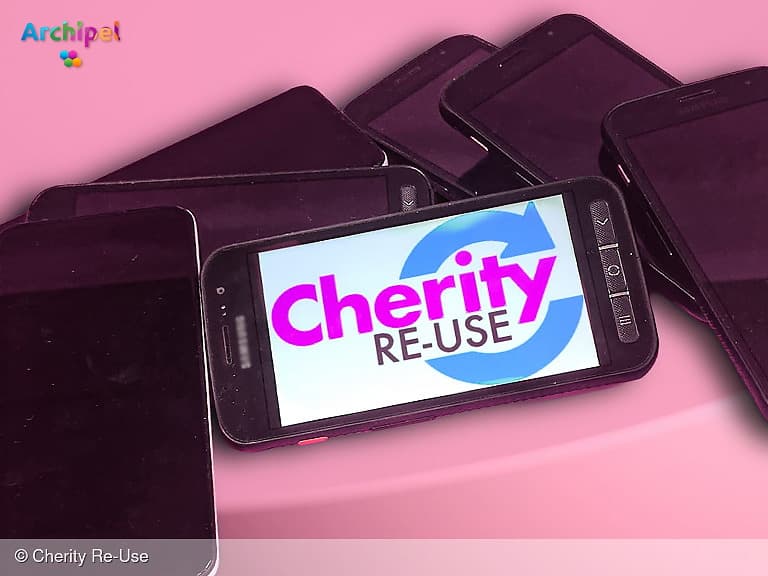 Geen luxe maar noodzaak: Cherity Re-Use deelt smartphones uit