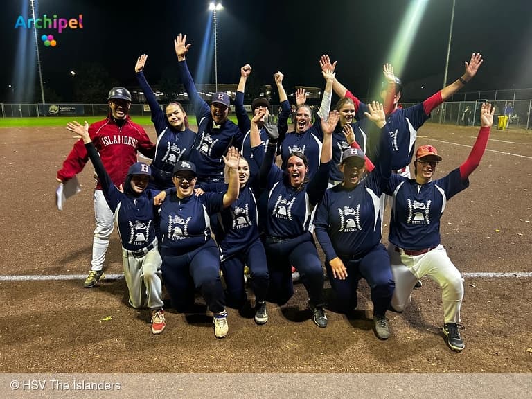 Samen sterk naar goud, softbaldames kronen zich tot kampioen 2025