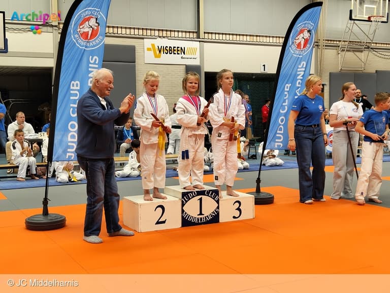 Lau Almekinders (87) reikt awards uit tijdens judotoernooi