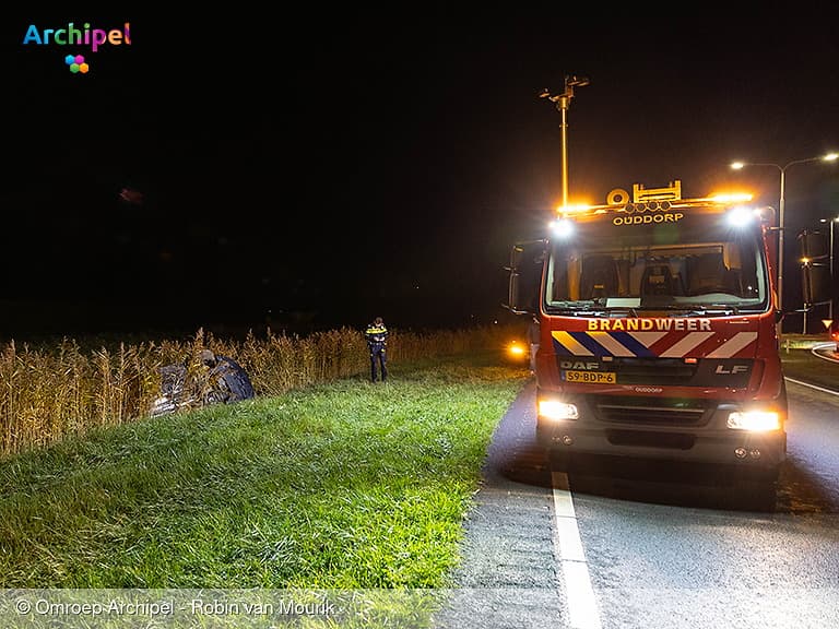 Auto eindigt tussen het riet langs N215