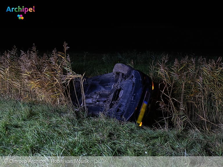 Auto eindigt tussen het riet langs N215