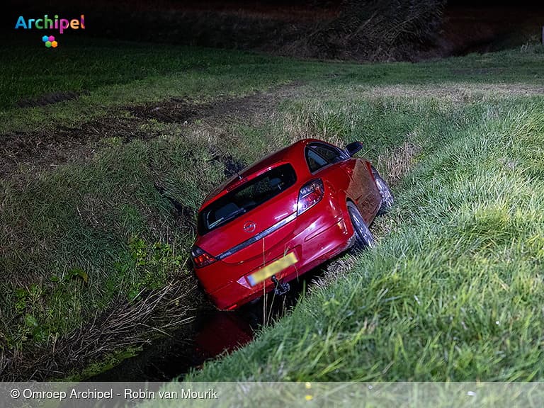 Automobilist en hond belanden in de sloot