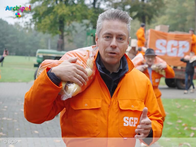 SGP deelt in meerdere dorpen gratis aardappelen uit