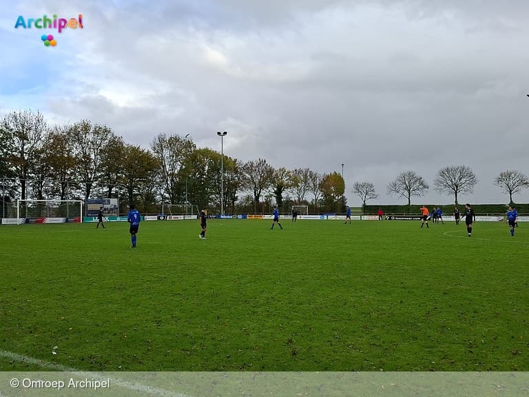 Den Bommel geeft zege in slotfase uit handen tegen tien man van Klundert