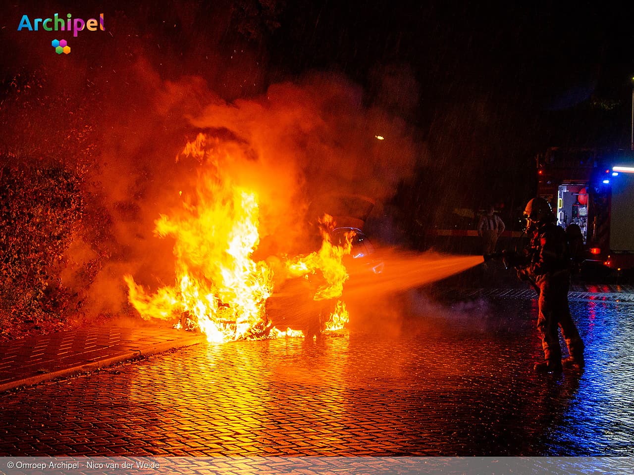 Brandweer blust uitslaande autobrand