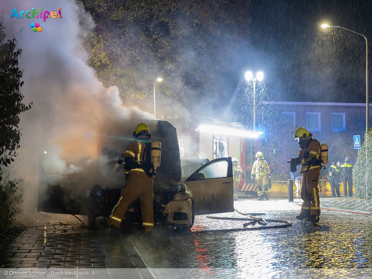 Brandweer blust uitslaande autobrand