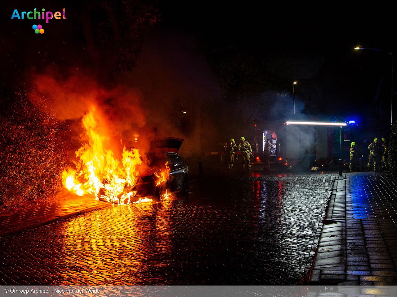 Brandweer blust uitslaande autobrand