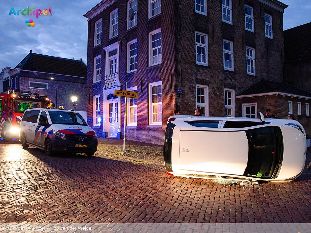Auto op zijkant na botsing met biggenrug