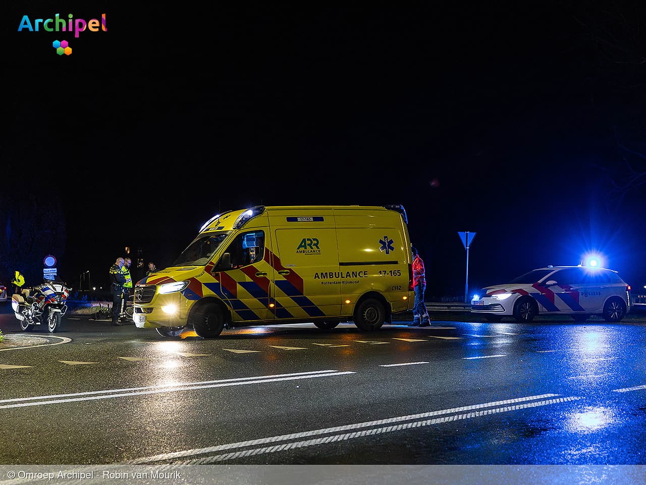 Fietser geschept door auto op de Oudelandsedijk