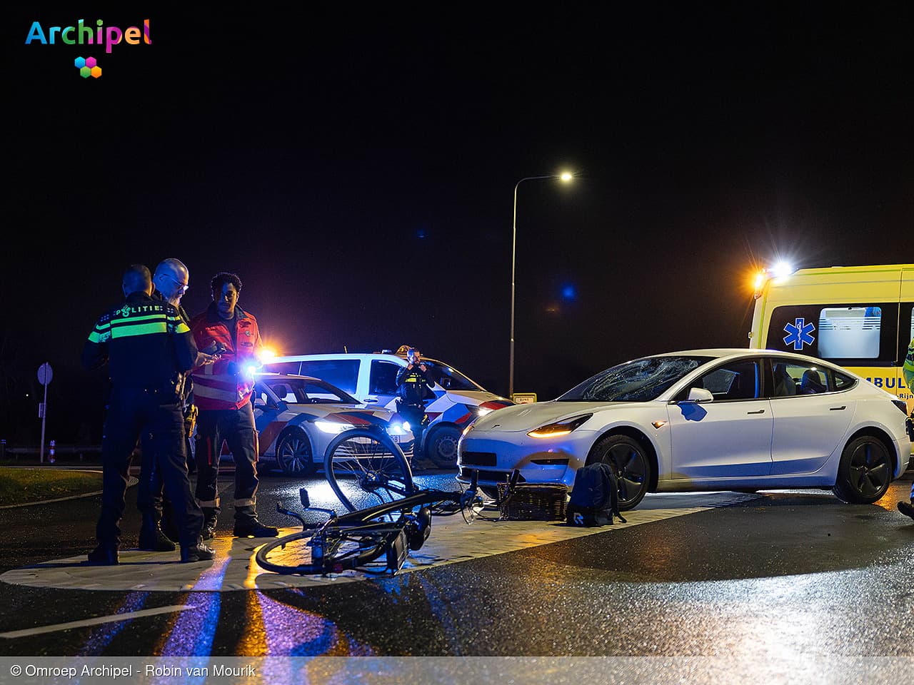 Fietser geschept door auto op de Oudelandsedijk