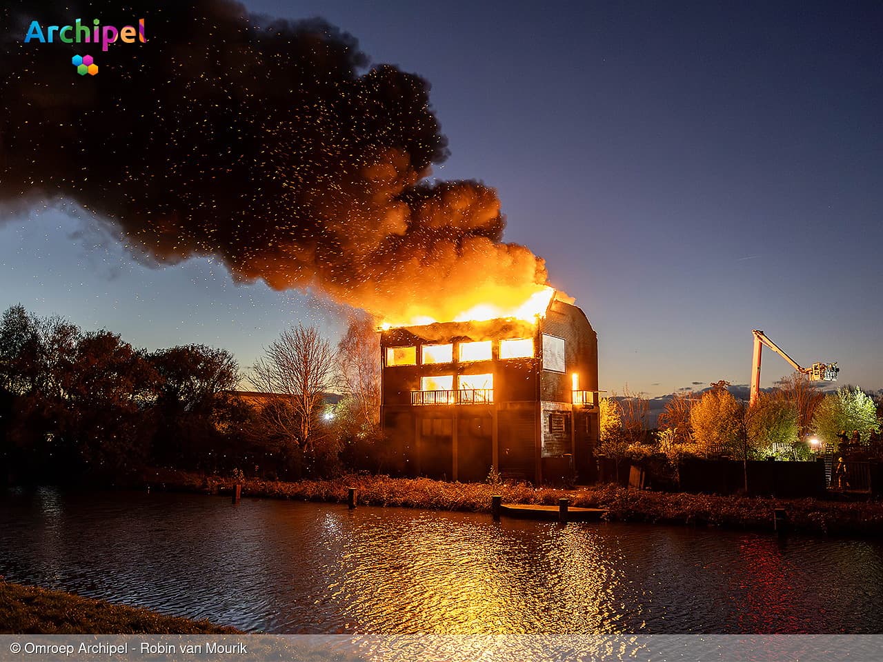 Grote brand in leegstaand pand in Middelharnis