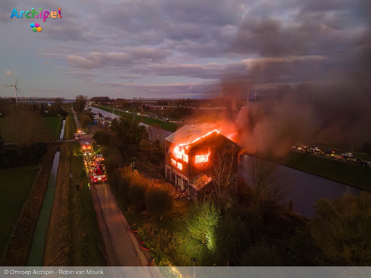 Grote brand in leegstaand pand in Middelharnis