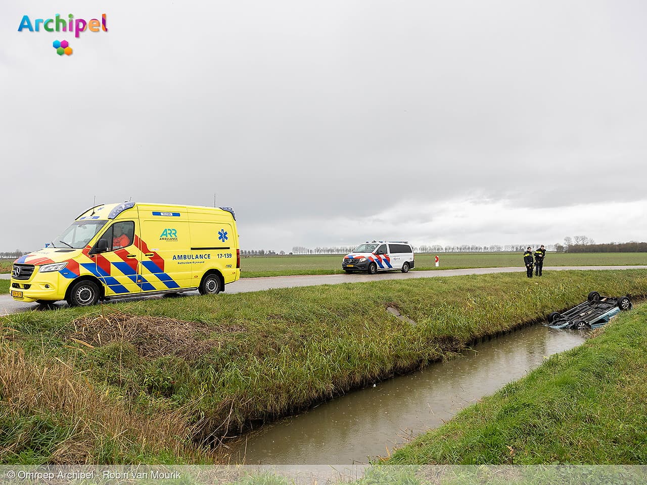 Auto botst tegen hek en belandt ondersteboven in sloot
