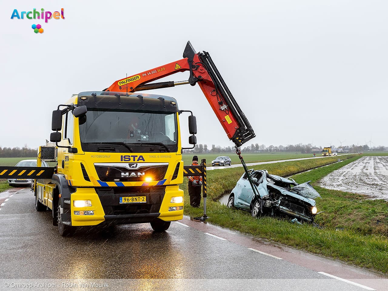 Auto botst tegen hek en belandt ondersteboven in sloot