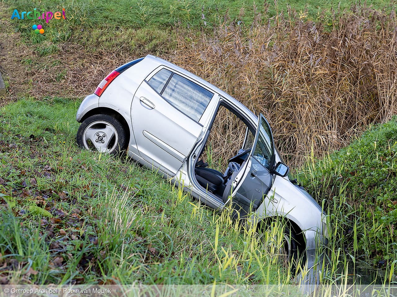 Auto belandt in sloot na uitwijkmanoeuvre