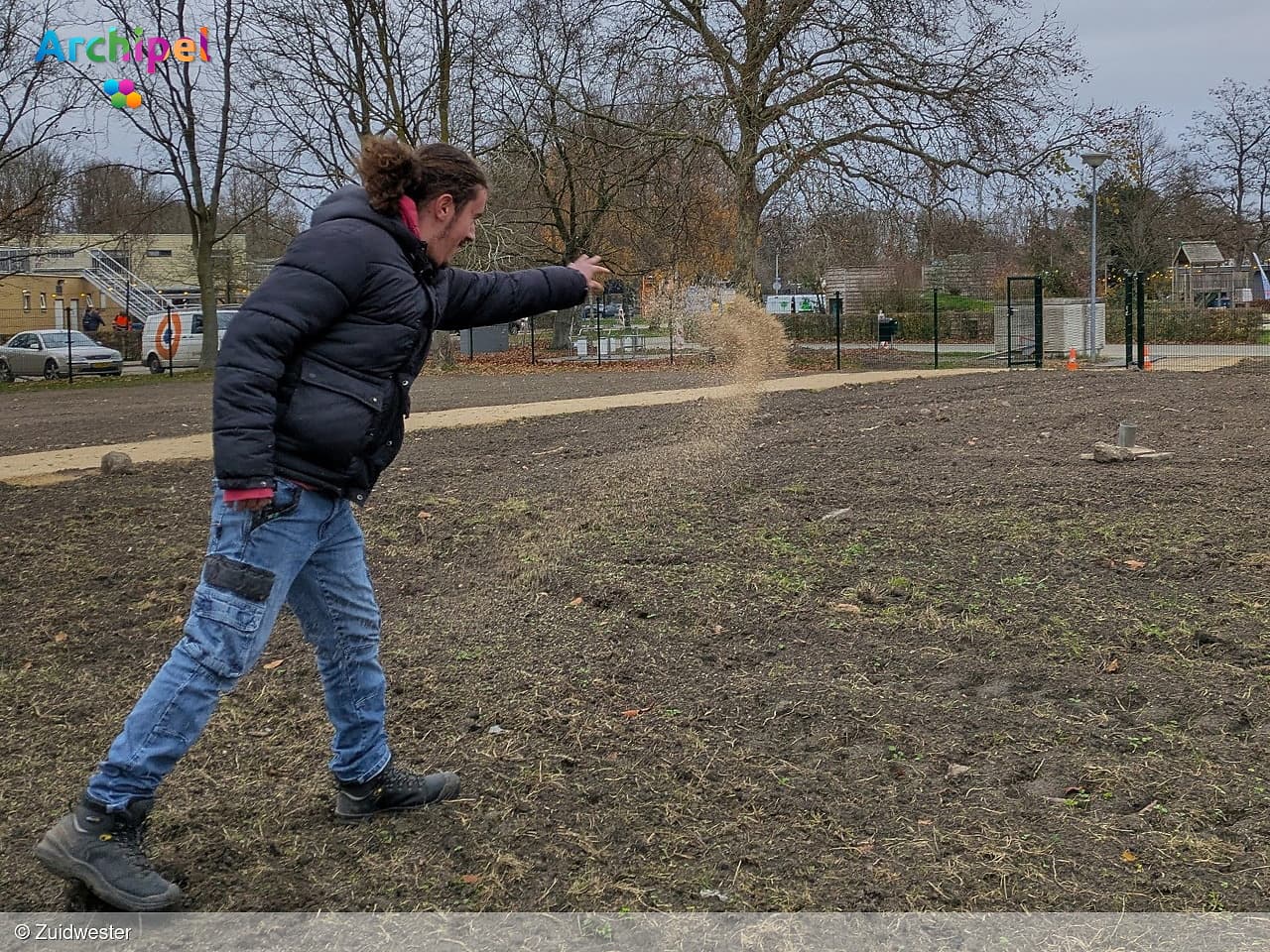 Eerste gras gezaaid bij vernieuwde kinderboerderij De Blije Wei