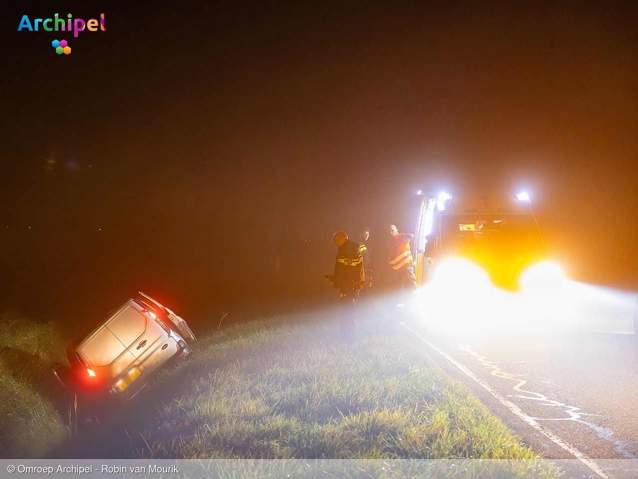 Hulpdiensten rukken uit voor bestelbusje in sloot