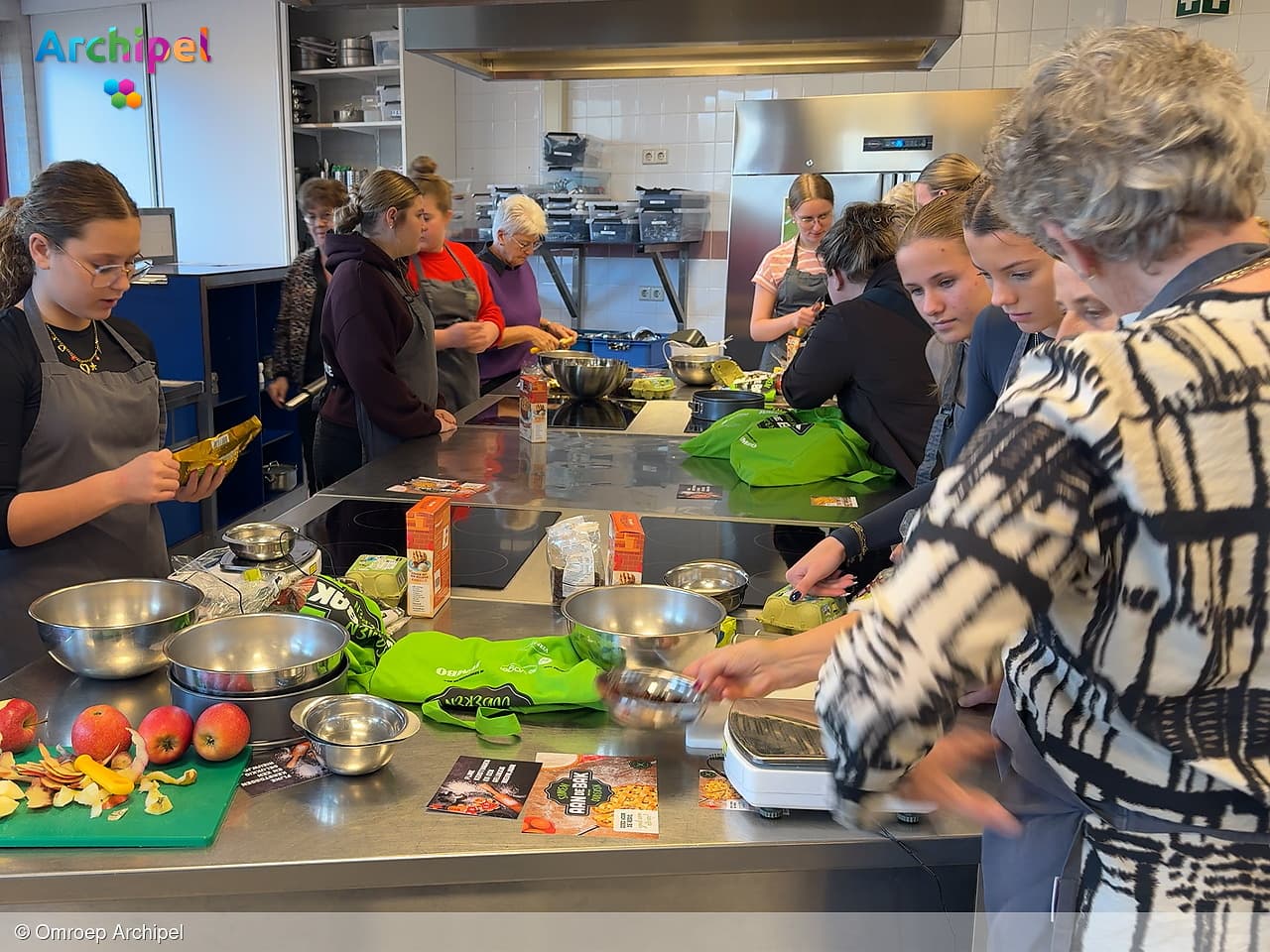 Oma's, scholieren en appeltaarten: samen bakken voor een goed doel