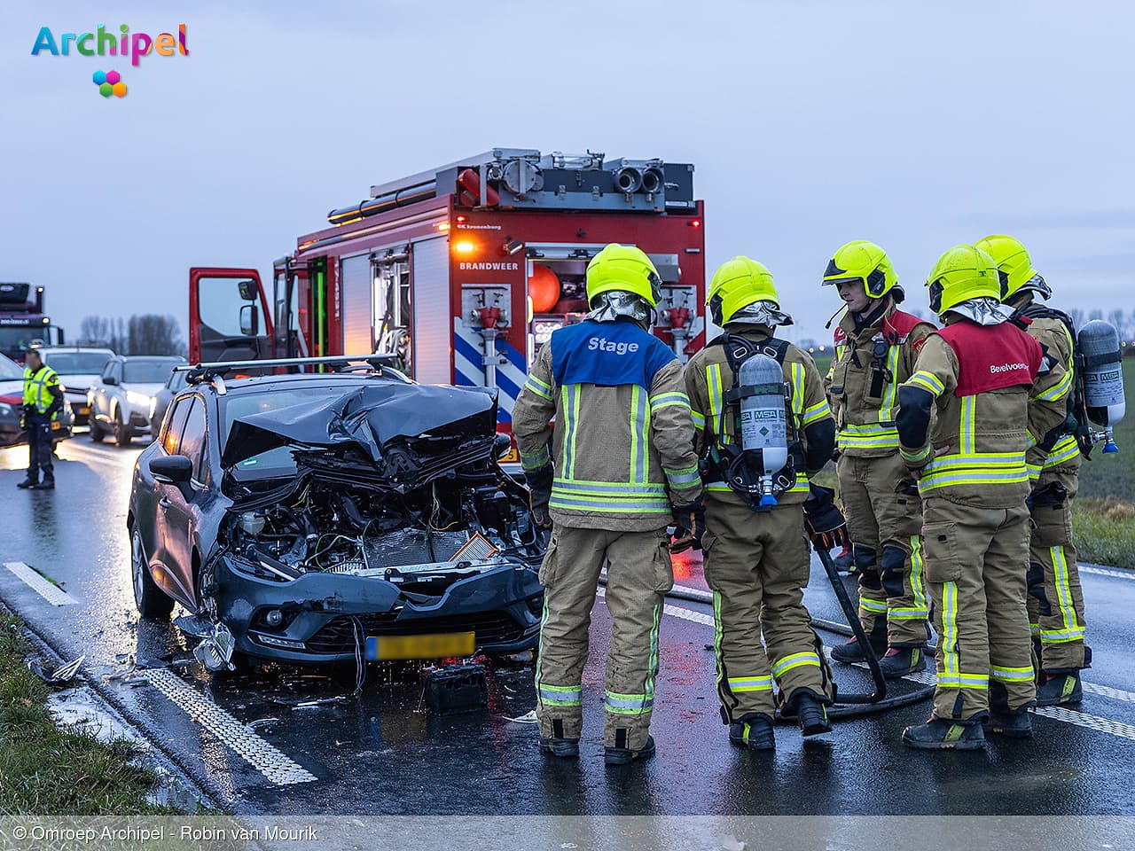 Brand onder de motorkap na kop-staartongeval op de N215