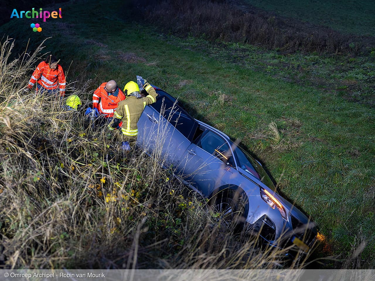 Automobilist rijdt van vernieuwde Oudelandsedijk bij Sommelsdijk