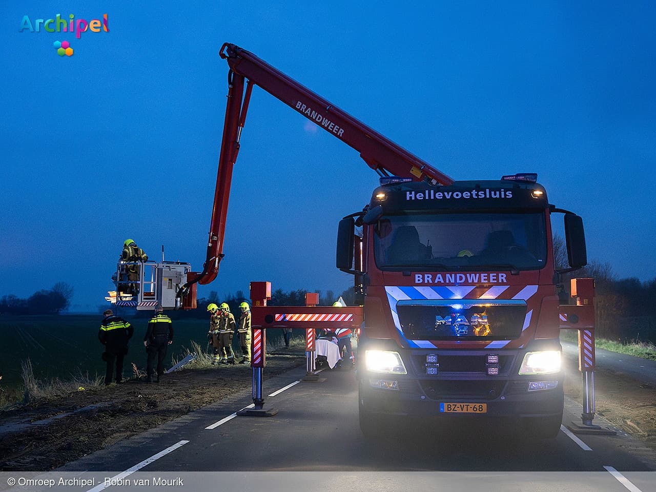 Automobilist rijdt van vernieuwde Oudelandsedijk bij Sommelsdijk