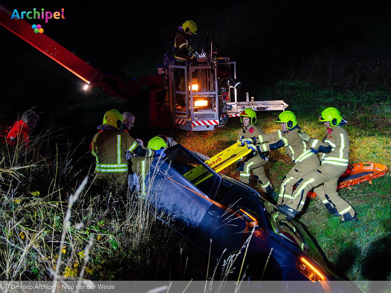 Automobilist rijdt van vernieuwde Oudelandsedijk bij Sommelsdijk