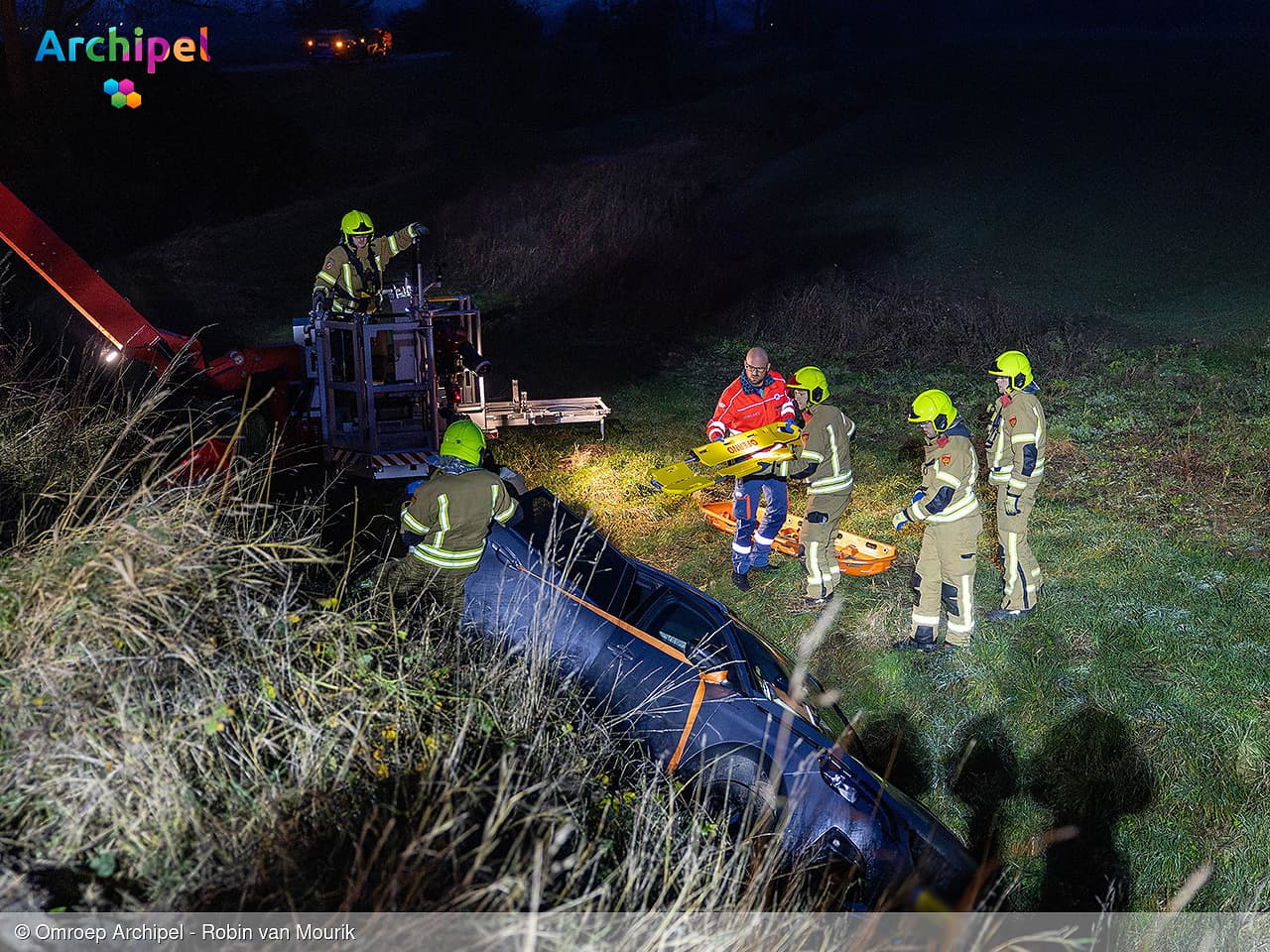 Automobilist rijdt van vernieuwde Oudelandsedijk bij Sommelsdijk