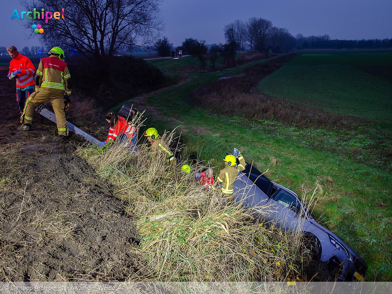 Automobilist rijdt van vernieuwde Oudelandsedijk bij Sommelsdijk